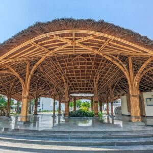 Thi Công Nhà Tre Uốn Cong Mái Lá Guột