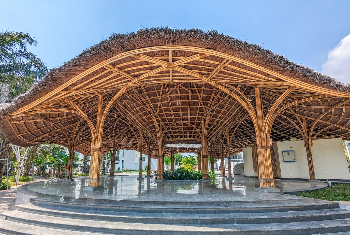 Thi Công Nhà Tre Uốn Cong Mái Lá Guột