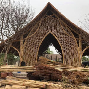 Thi Công Nhà Tre Uốn Cong Mái Lá Guột