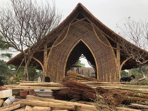 Thi Công Nhà Tre Uốn Cong Mái Lá Guột