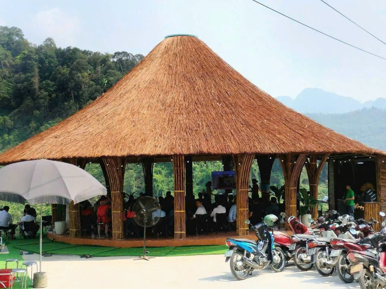 Thi Công Nhà Tre Uốn Cong Mái Lá Guột