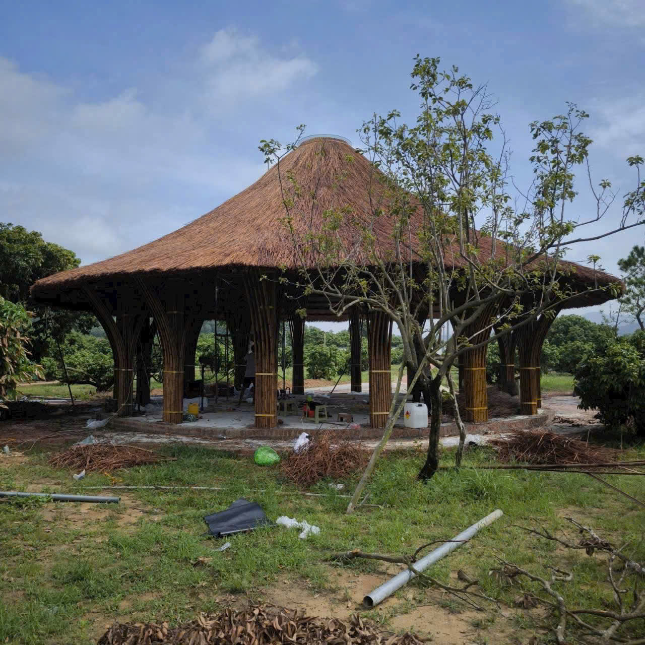 Thi Công Nhà Tre Uốn Cong Mái Lá Guột