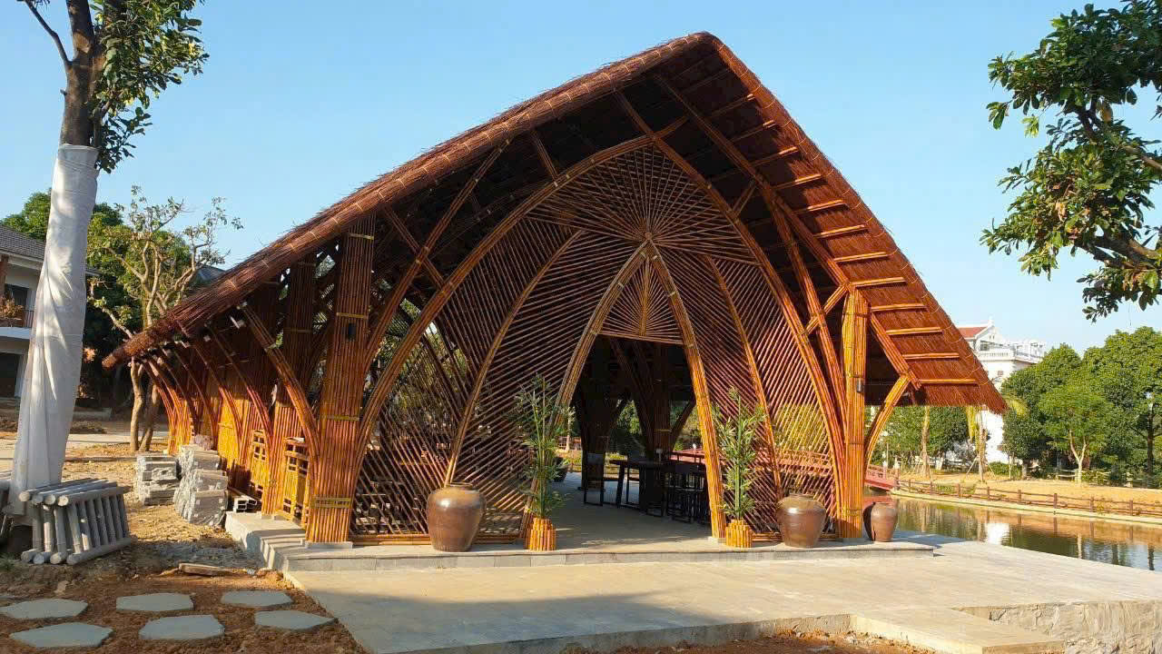 Thi Công Nhà Tre Uốn Cong Mái Lá Guột