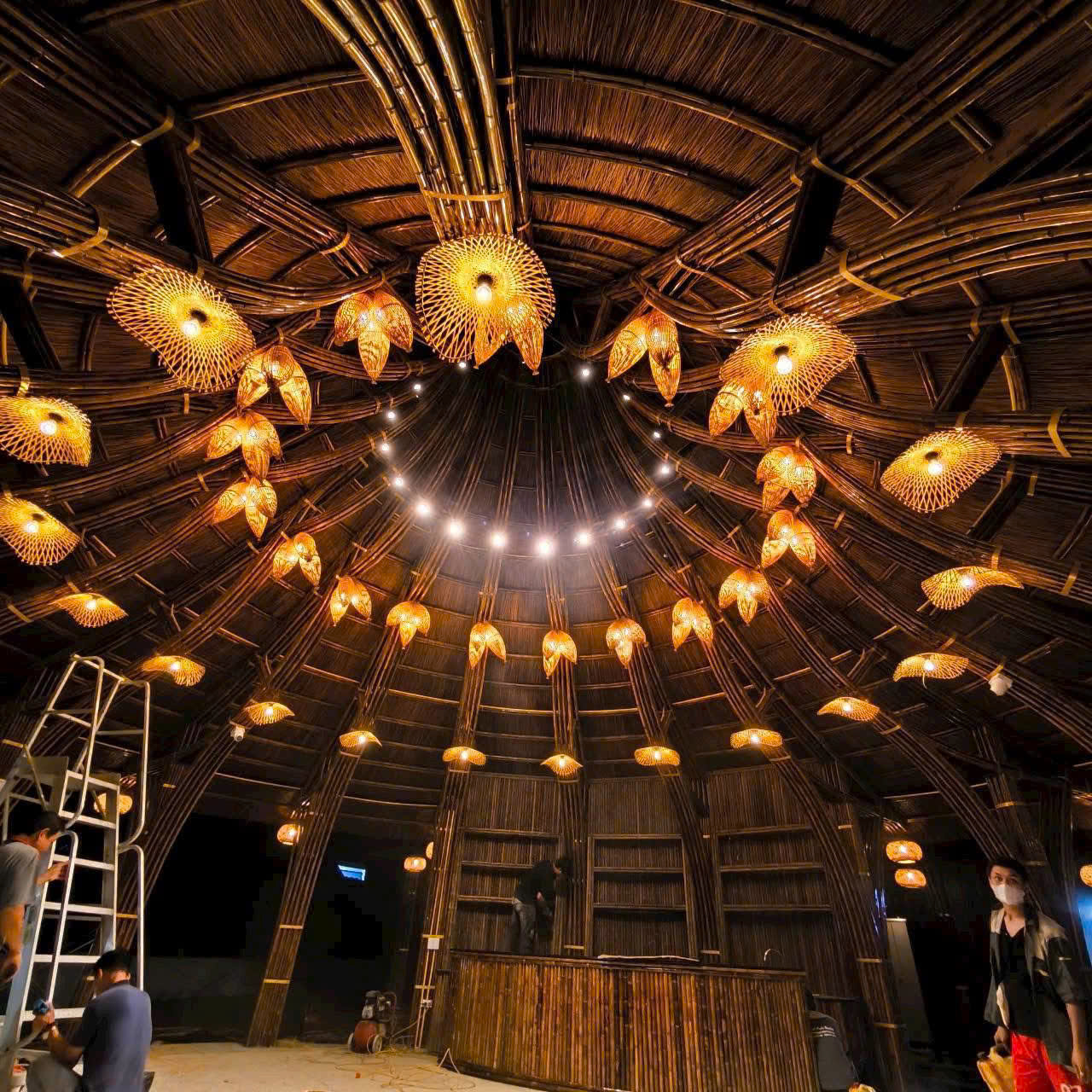 Thi Công Nhà Tre Uốn Cong Mái Lá Guột