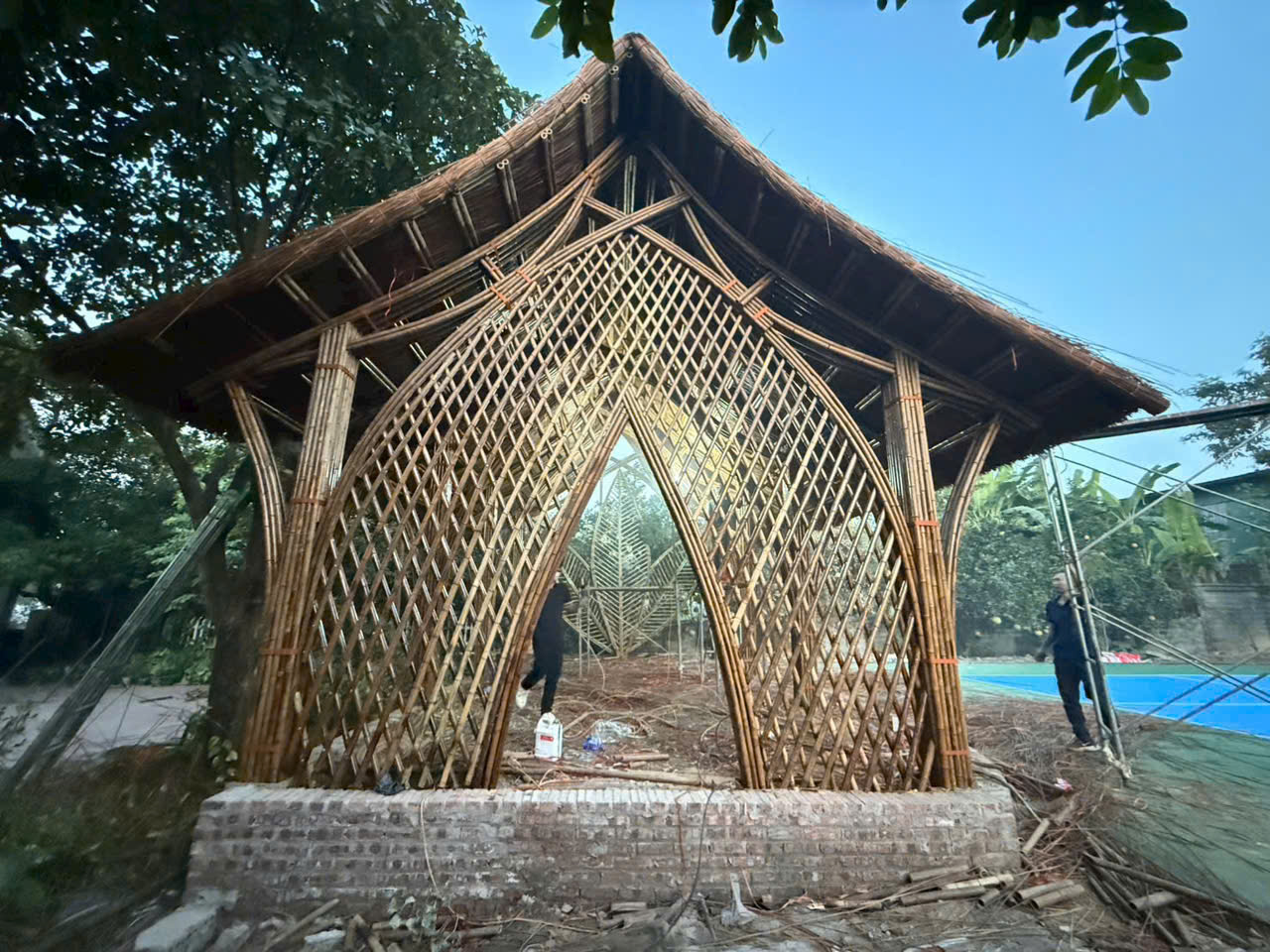 Thi Công Nhà Tre Uốn Cong Mái Lá Guột